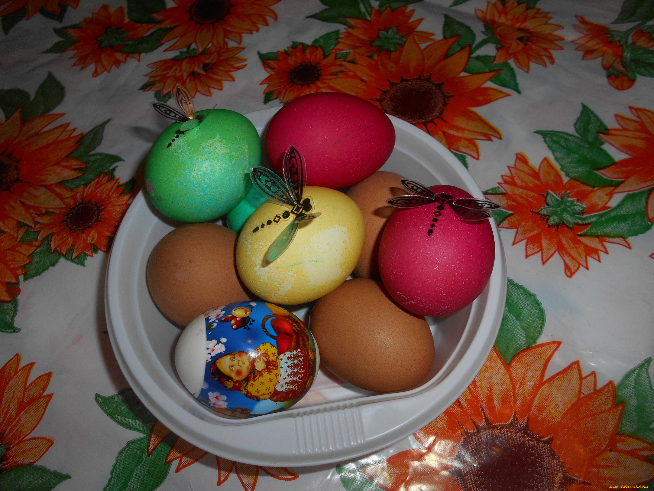 Яйца на Пасху на праздничном столе